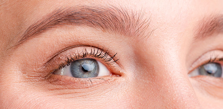 Contorno de ojos para mirada envejecida