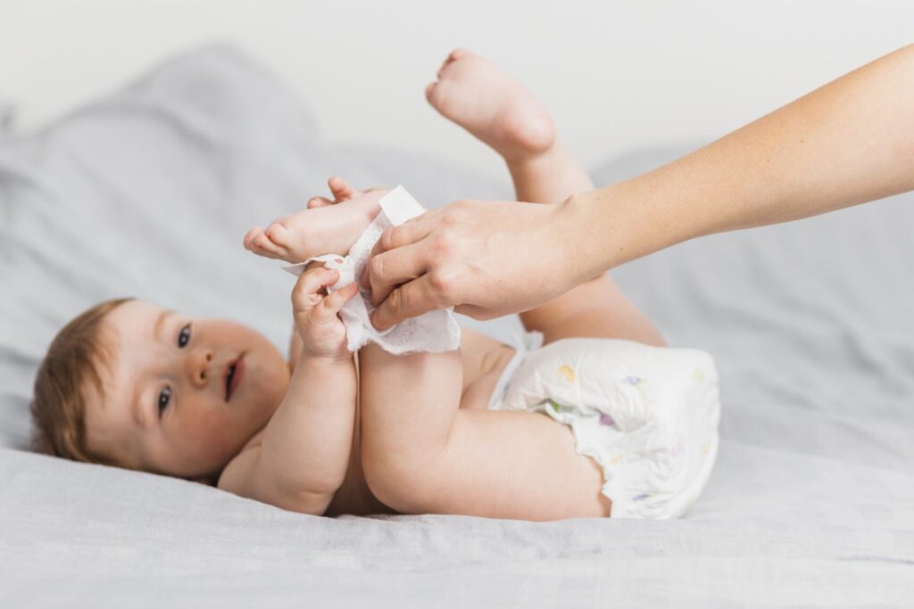 https://www.druni.es/blog/wp-content/uploads/2021/03/hands-cleaning-baby-with-baby-wipe-1-1024x683.jpg