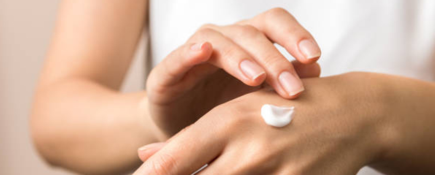 ¿Cómo retirar las cutículas de las uñas dañadas?