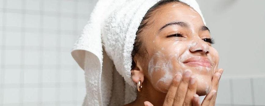 Aplica un exfoliante facial