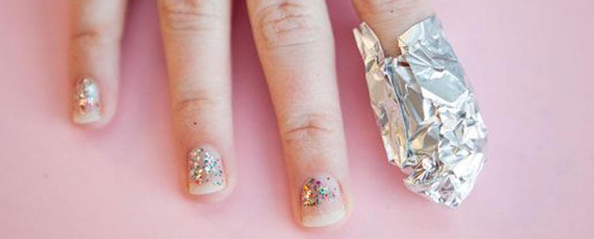 Ahora debemos aplicarnos el disolvente en las uñas