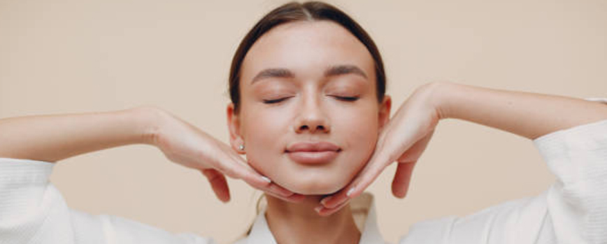 Realiza ejercicios faciales