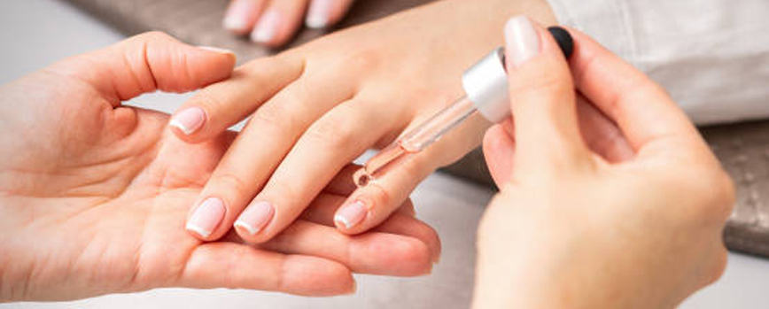 ¿Cómo quitar o tratar las uñas estriadas?