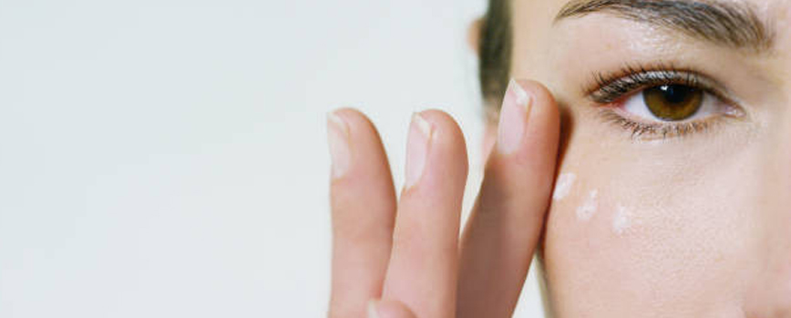 ¿Cómo se aplica el contorno de ojos?