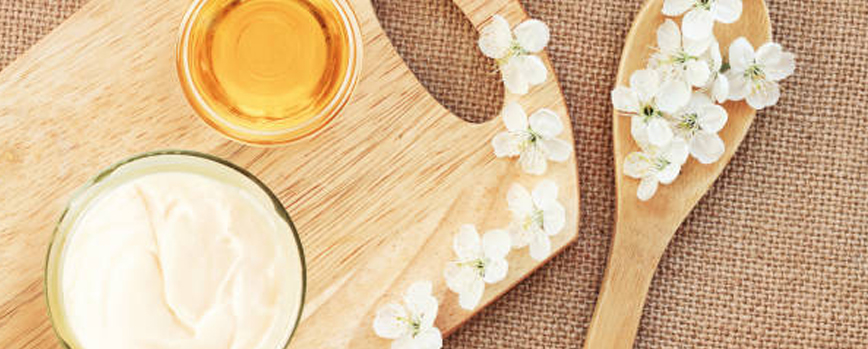 Añade el aceite de rosa mosqueta a tu crema habitual