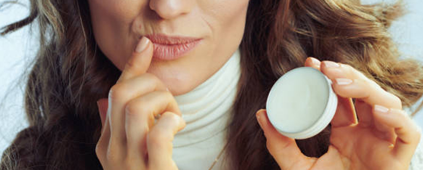 Aplica bálsamos labiales hidratantes