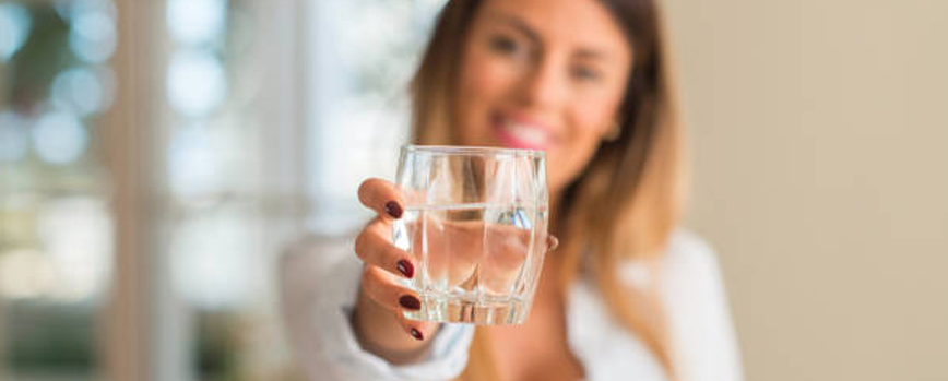 Bebe al menos 2 litros de agua al día