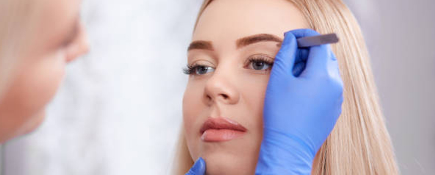 ¿Cómo teñirse las cejas de rubio?