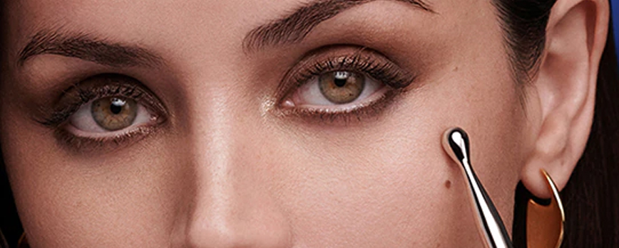 ¿Cómo aplicar los contornos de ojos con aplicador metálico?