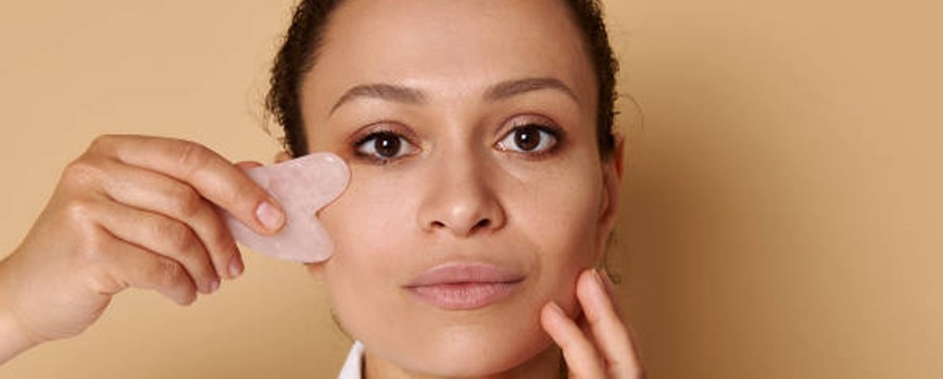Masajes faciales con rodillo de jade, gua sha…