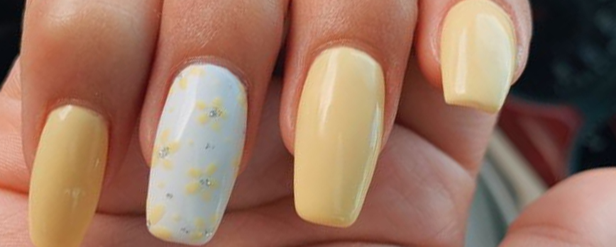 Uñas amarillas pastel