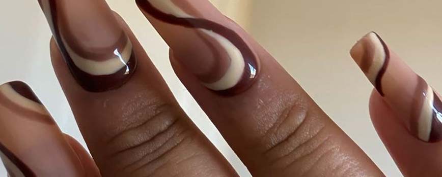 Manicura arcoíris en tonos marrones