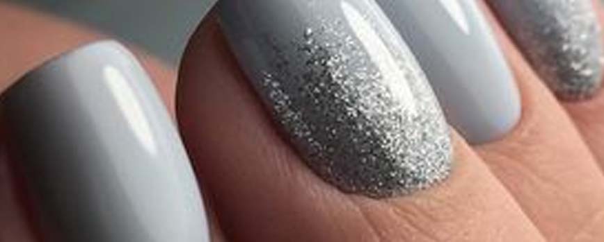 Uñas de color gris claro