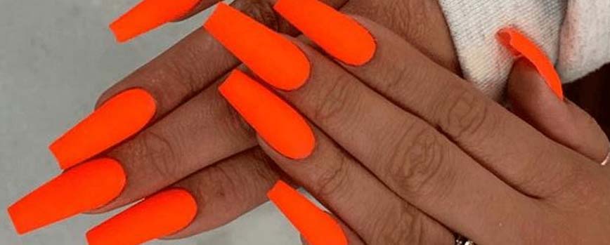 Uñas naranja neón