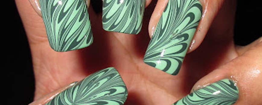 Uñas verde agua decoradas