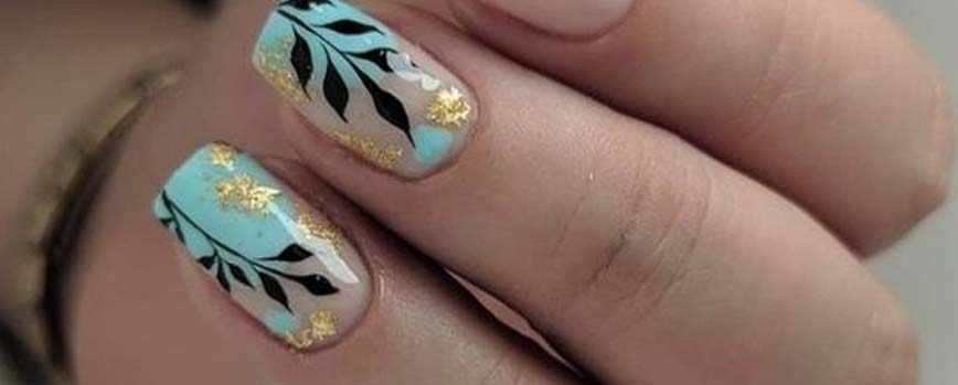 Manicura turquesa con flores o puntos