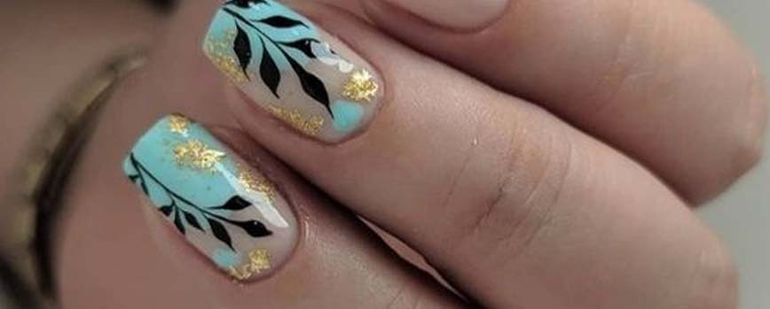 Mano femenina con manicura hermosa  turquesa uñas azul menta sobre fondo  amarillo con gafas de sol y tejido a rayas marinero primer plano  selectivo fo Fotografía de stock  Alamy