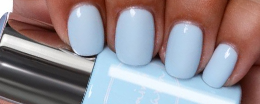 Uñas cortas en color azul pastel