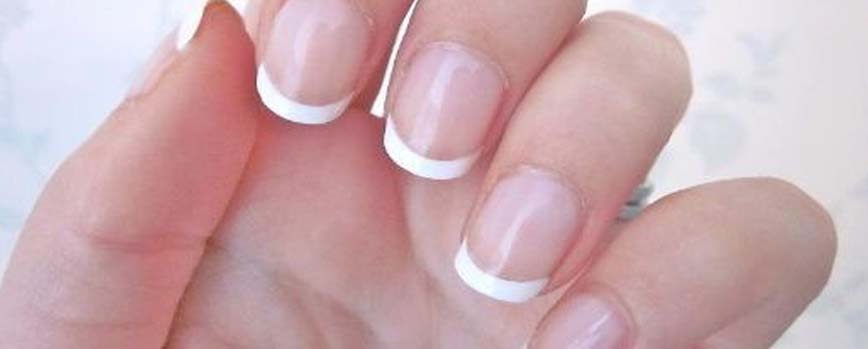 Manicura francesa en blanco