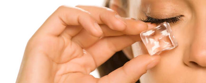 Aplícate frío en el contorno de los ojos