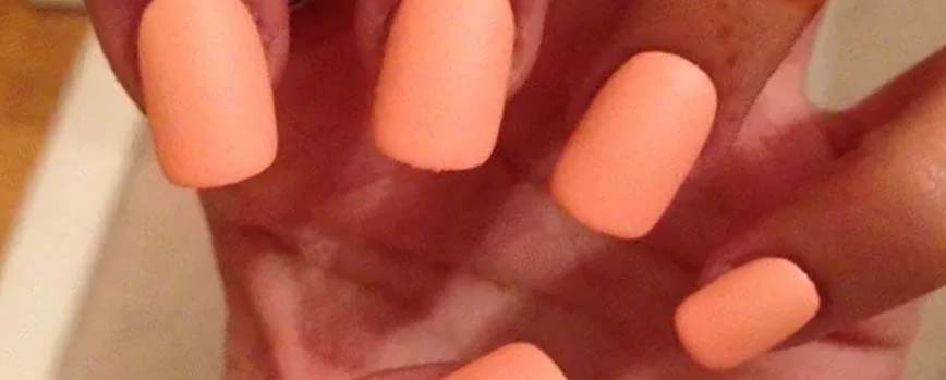 Uñas color coral
