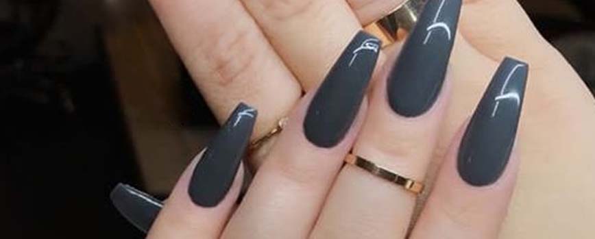 Uñas grises oscuras