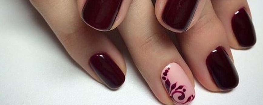 Uñas granates con decoración