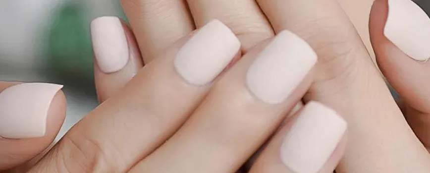 Uñas beige mate