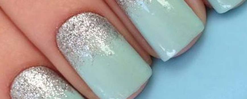 Uñas de gel en verde agua