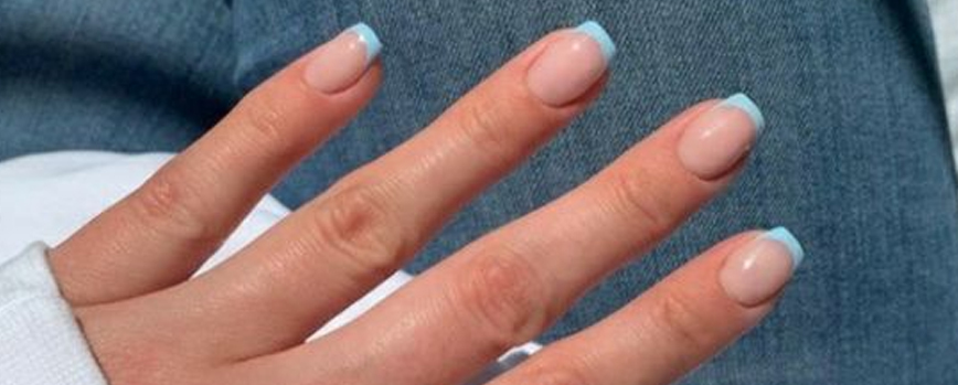 Manicura francesa en azul pastel