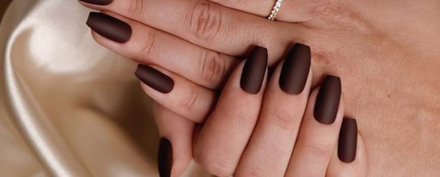 Manicura en marrón chocolate