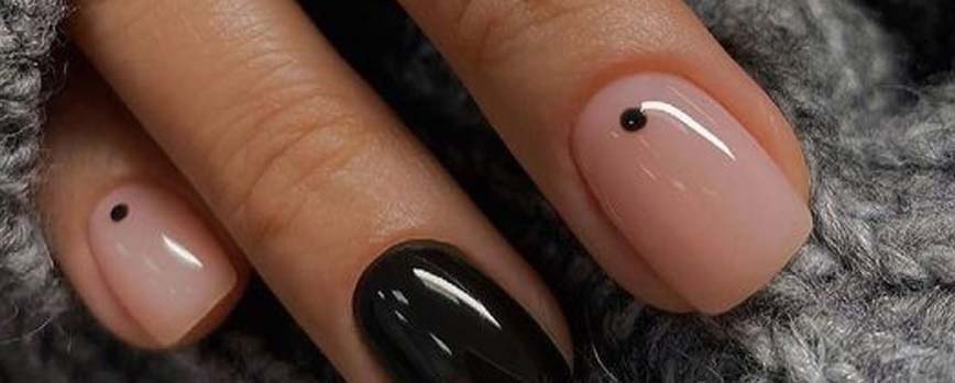 Manicura minimalista en negro