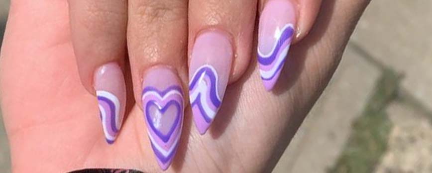 Uñas lilas decoradas