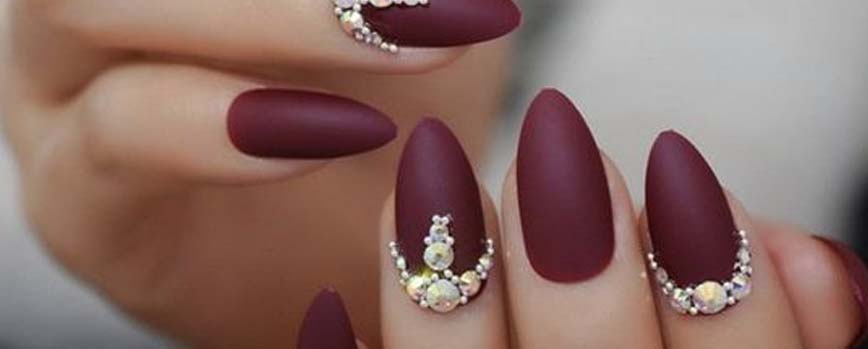 Uñas de gel granates