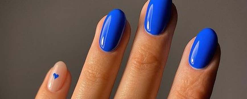 Uñas azul eléctrico brillante