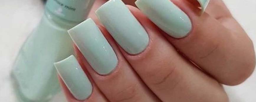 Uñas verde agua lisas