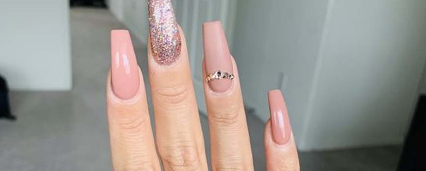Uñas rosas con purpurina