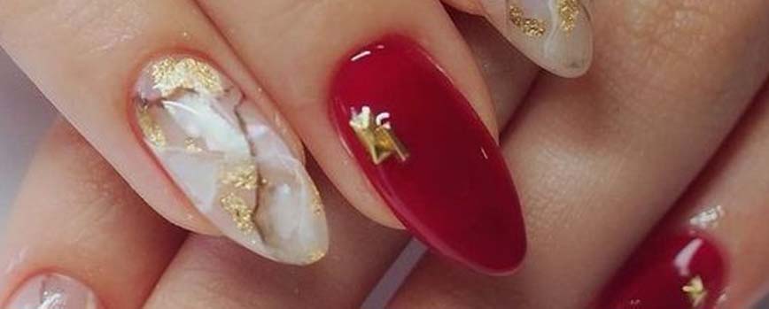 Uñas rojas y doradas