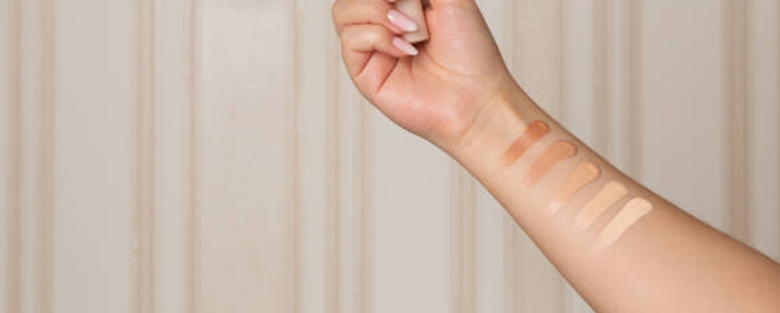 Aplica una base de maquillaje cubriente