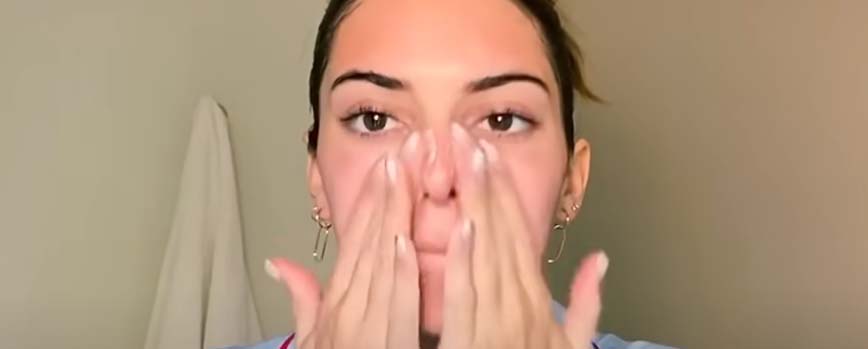 Aplica una prebase en el rostro