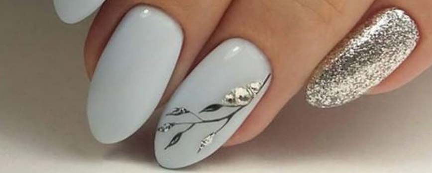 Uñas blancas con tonos plateados