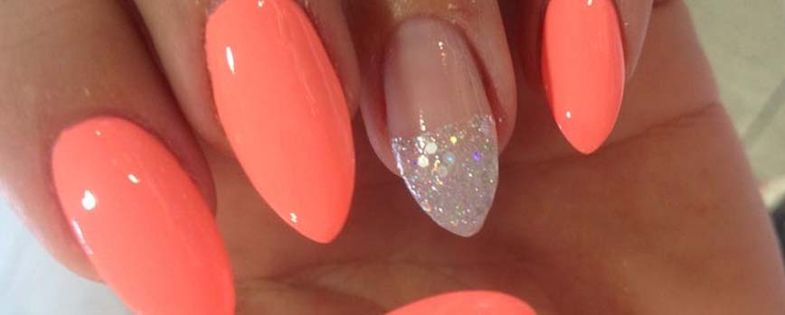 Uñas de color coral neón