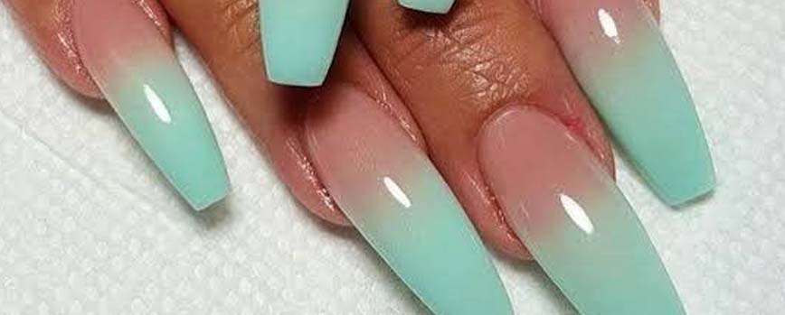 Manicura degradada en verde agua