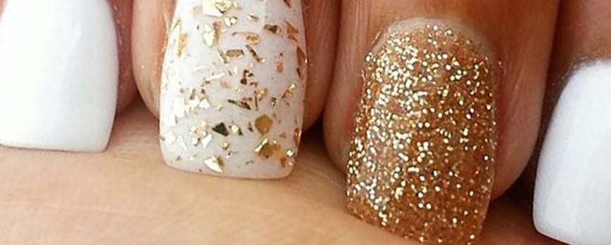Uñas blancas y doradas
