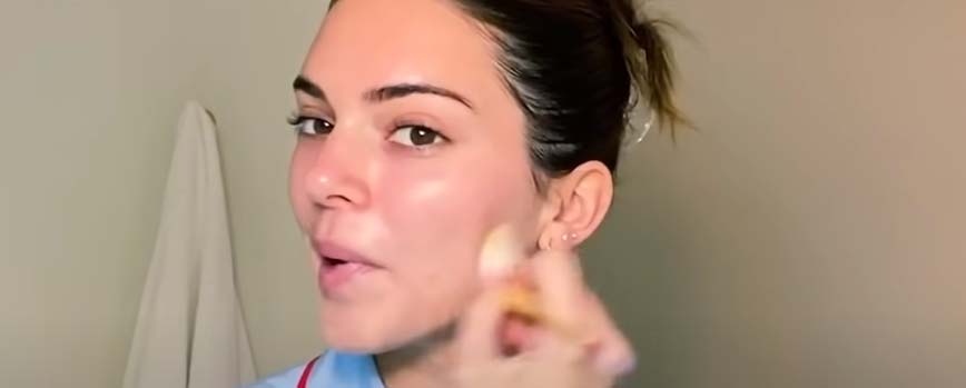 Extiende la base de maquillaje