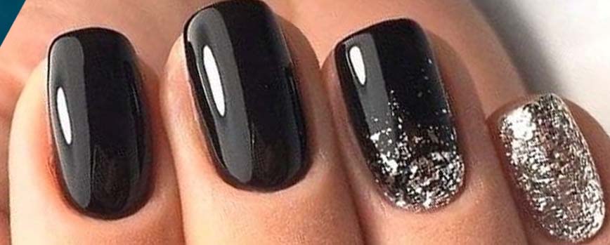 Uñas negras con detalles metalizados