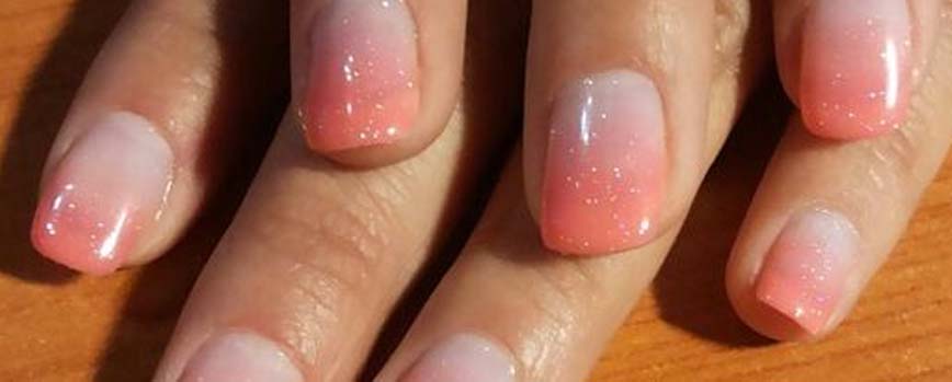 Uñas de gel en color coral