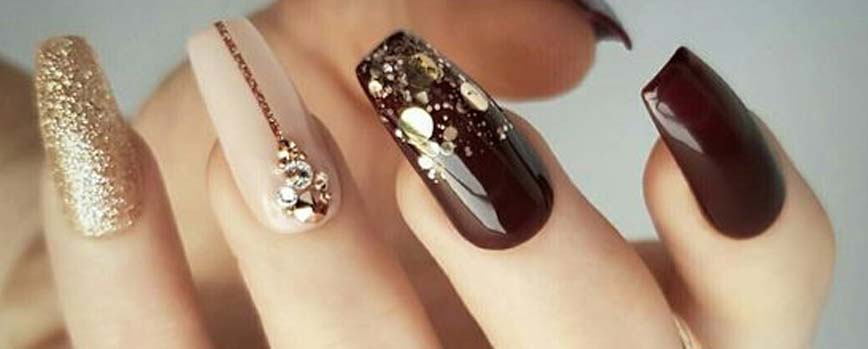 Uñas acrílicas granates