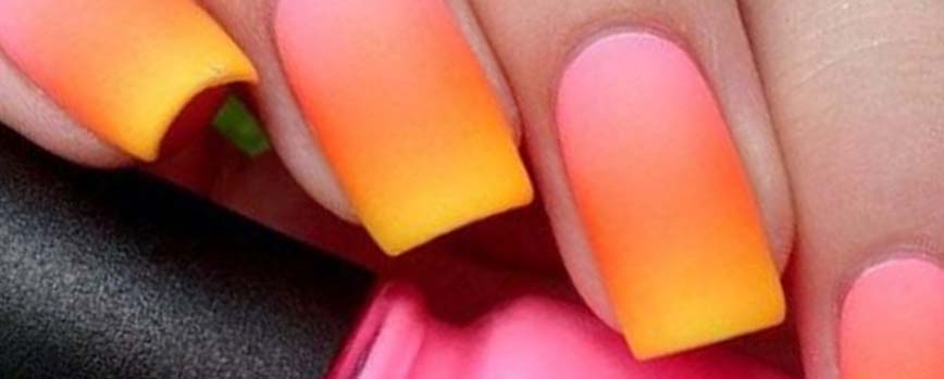 Uñas naranjas en clave arcoíris