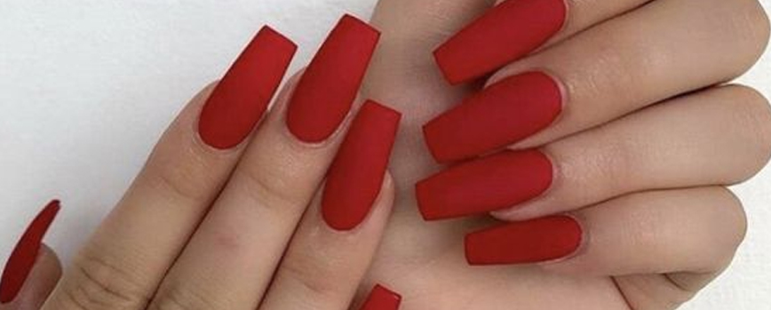 Uñas rojas mates